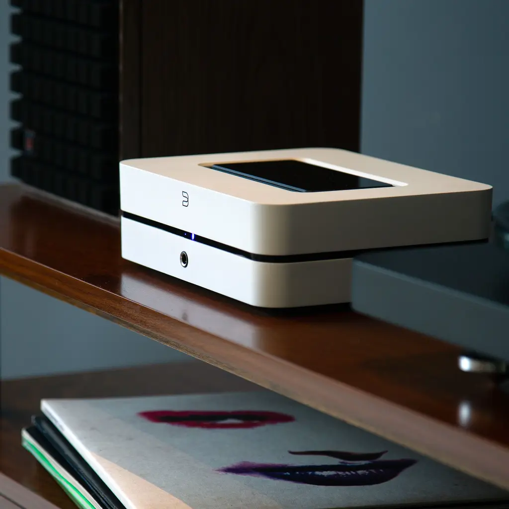 Bluesound_POWERNODE_White_with_turntable.webp