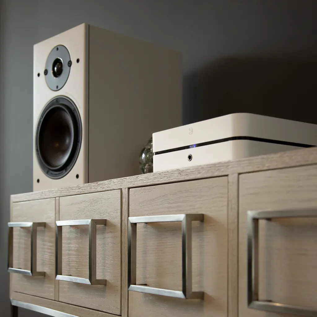 Bluesound_POWERNODE_White_with_DALI_Opticon_2_MK2_White.webp